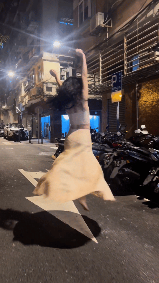 兰西雅明媚成这样2025爱奇艺尖叫之夜 别人拍照靠打光，兰西雅拍照自带光芒！看她