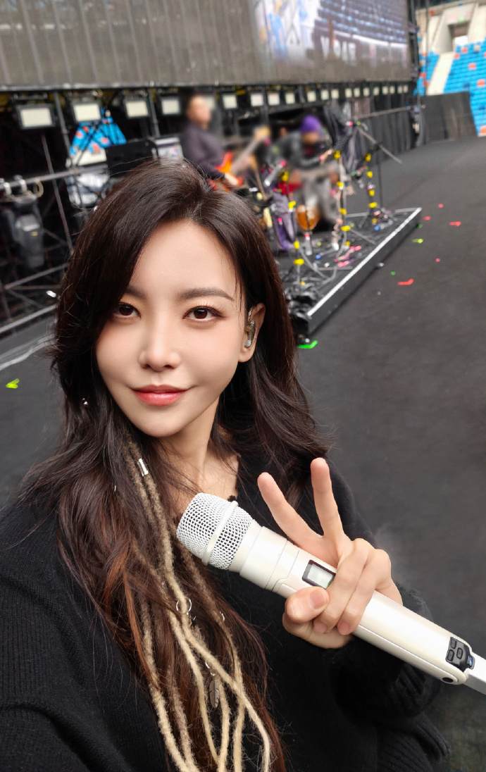 于文文回应演唱会晕倒于文文发文回应 2月2日，发文回应演唱会晕倒一事，她首先感谢