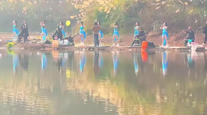 这波鱼塘老板赢麻了
一边买票让钓鱼佬钓鱼
一边请舞蹈团池塘边献舞
虽说钓鱼佬心中