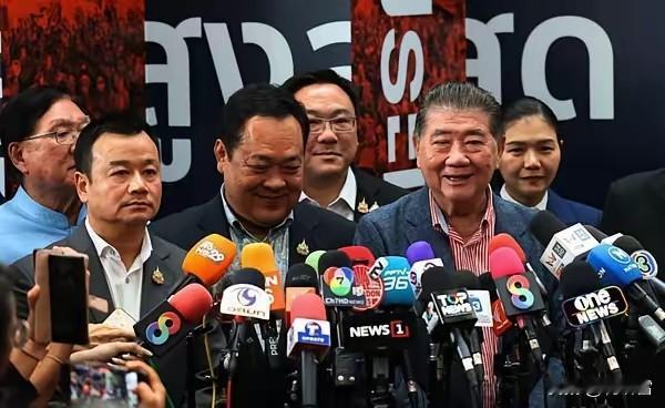没得选啊！泰国看守首相普坦只能带着联合政府代表，跑去和纳塔蓬的人民党谈合作，对方