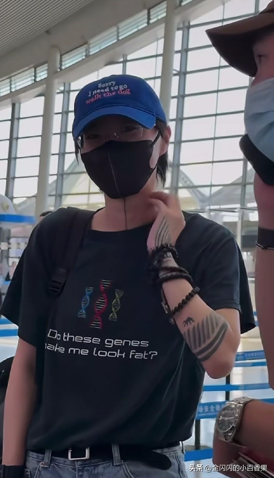 窦靖童纹身没洗！舞台遮挡、私下展露，这份边界感太难得。台上守规矩是职业素养，台下