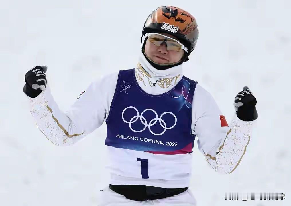 中国滑雪名将徐梦桃激情怒吼庆祝！今天35岁的徐梦桃在米兰冬奥会自由式滑雪女子空中