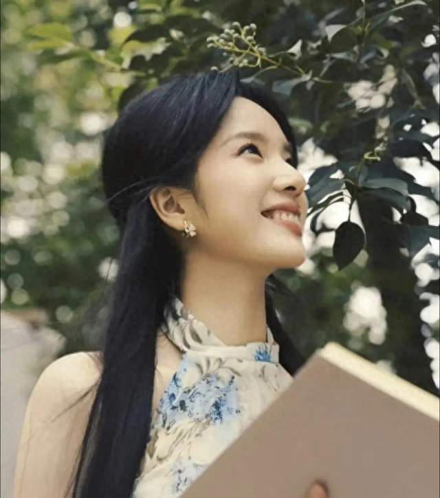 李思潼终于找对风格，这一套直接封神，她真天生吃娱乐圈这碗饭的
