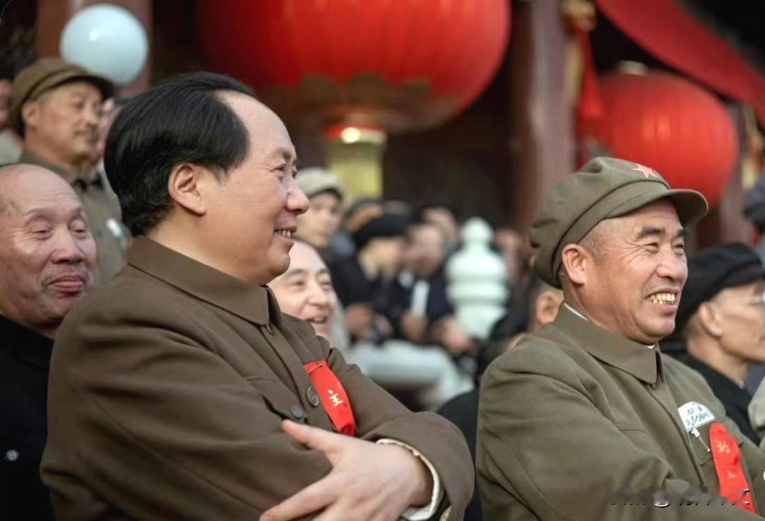 开国大典，朱老总和毛主席在天安门城楼上