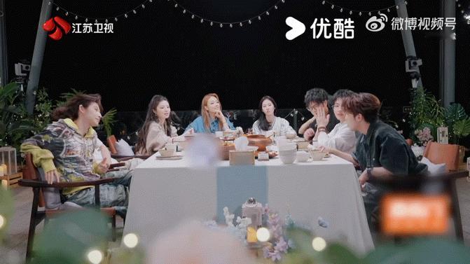 周震南说和小鬼在一起很放心小鬼周震南第一次合作舞台就是情歌第一次合作就敢唱情歌，