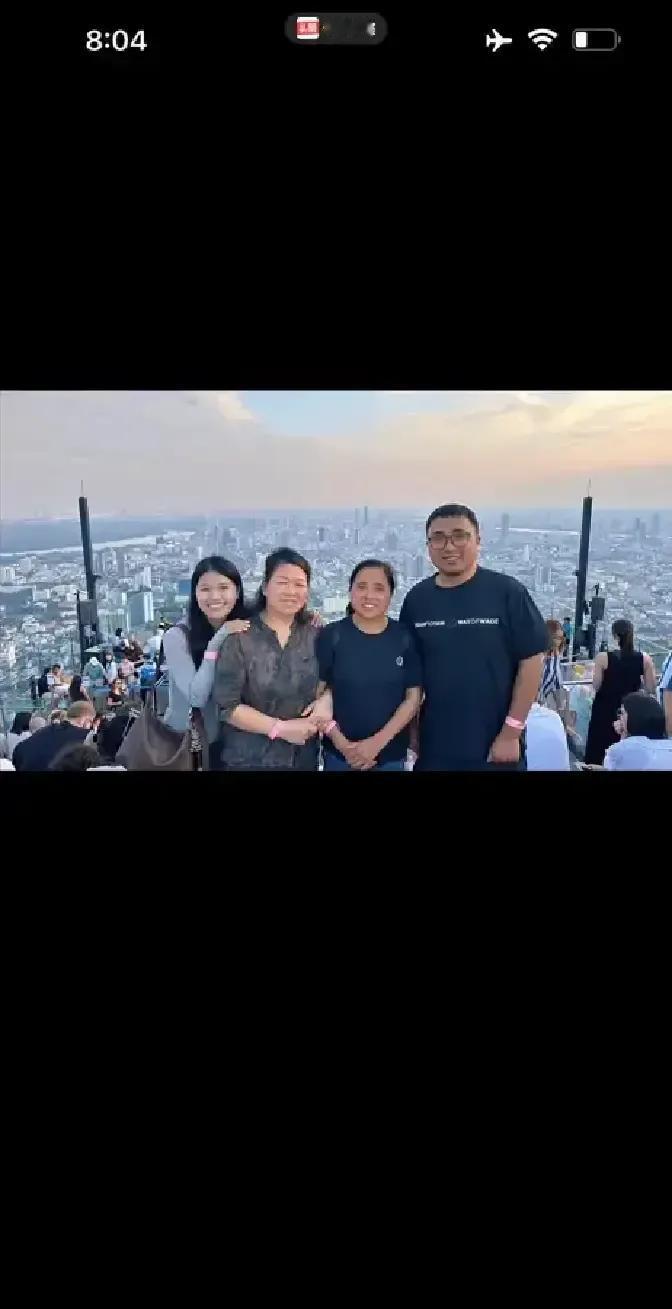 湘西冬宝和刘薇带俩妈去泰国，商务舱一躺、海景别墅一住，镜头扫过登机牌和无边泳池，