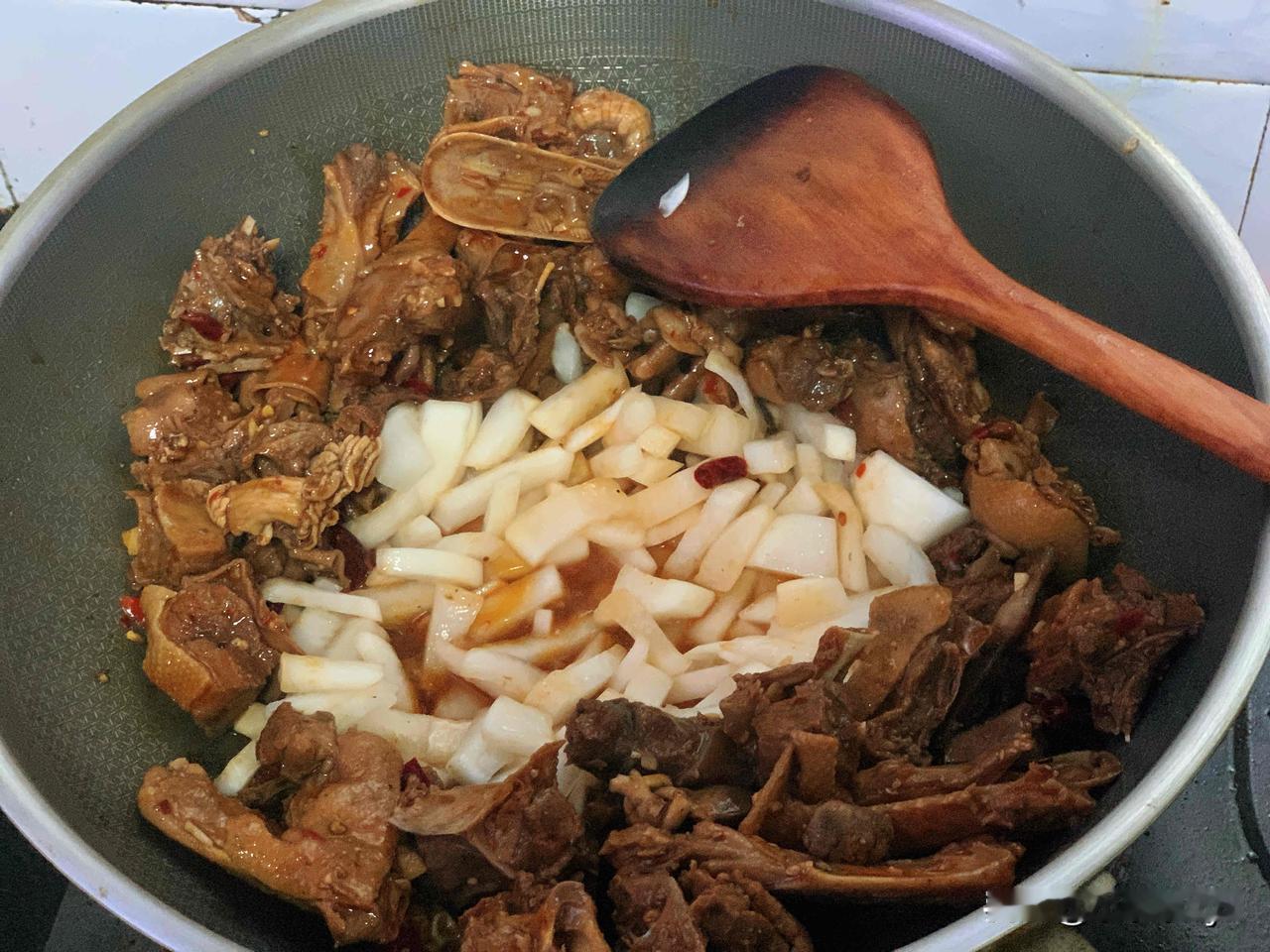 今天说的鸭子今晚吃上了，好吃的呢～
下雨天还以为没啥人出去吃饭，我五点左右到那的