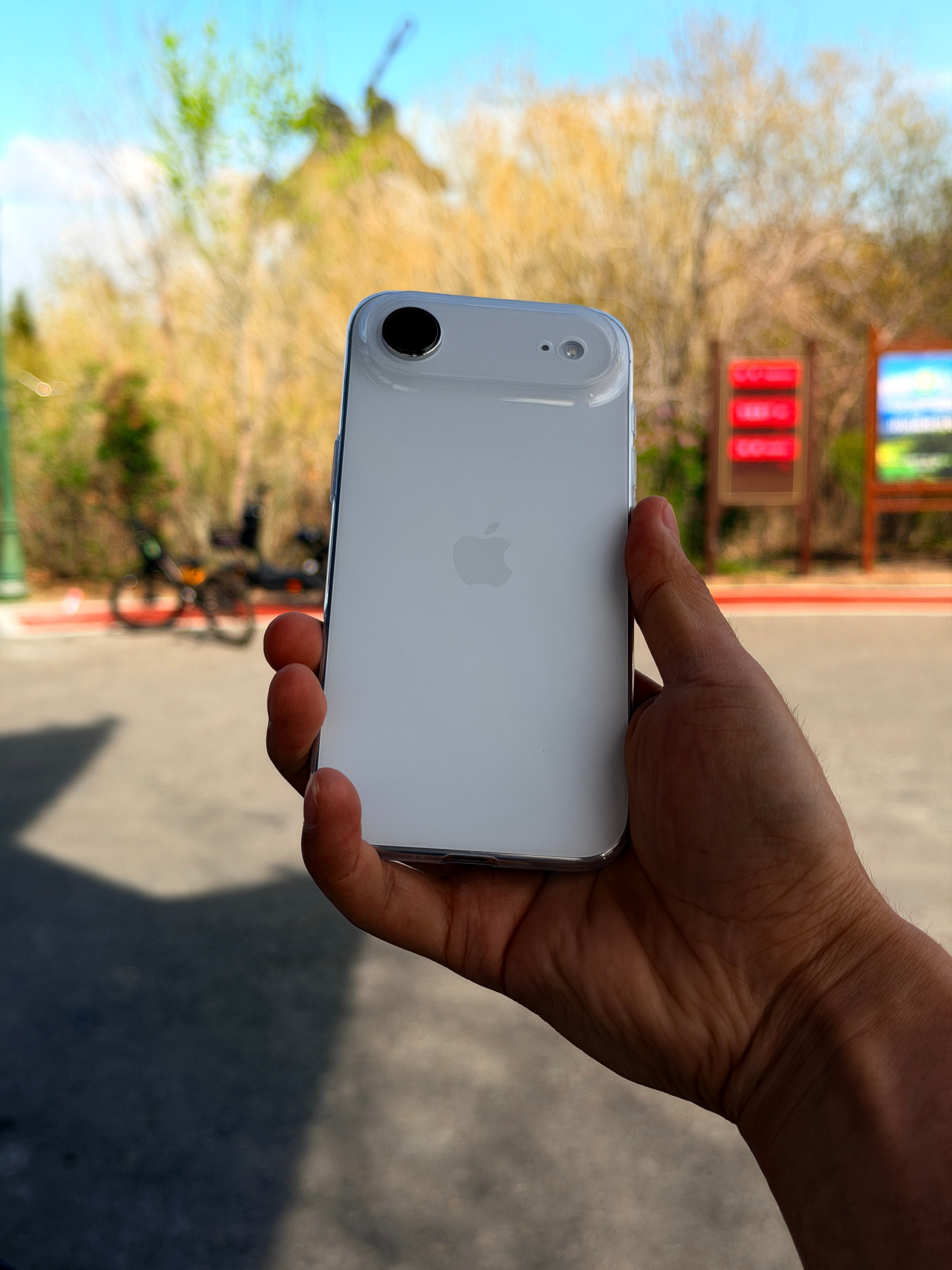 出门带iPhone Air很舒服，太轻了！ 