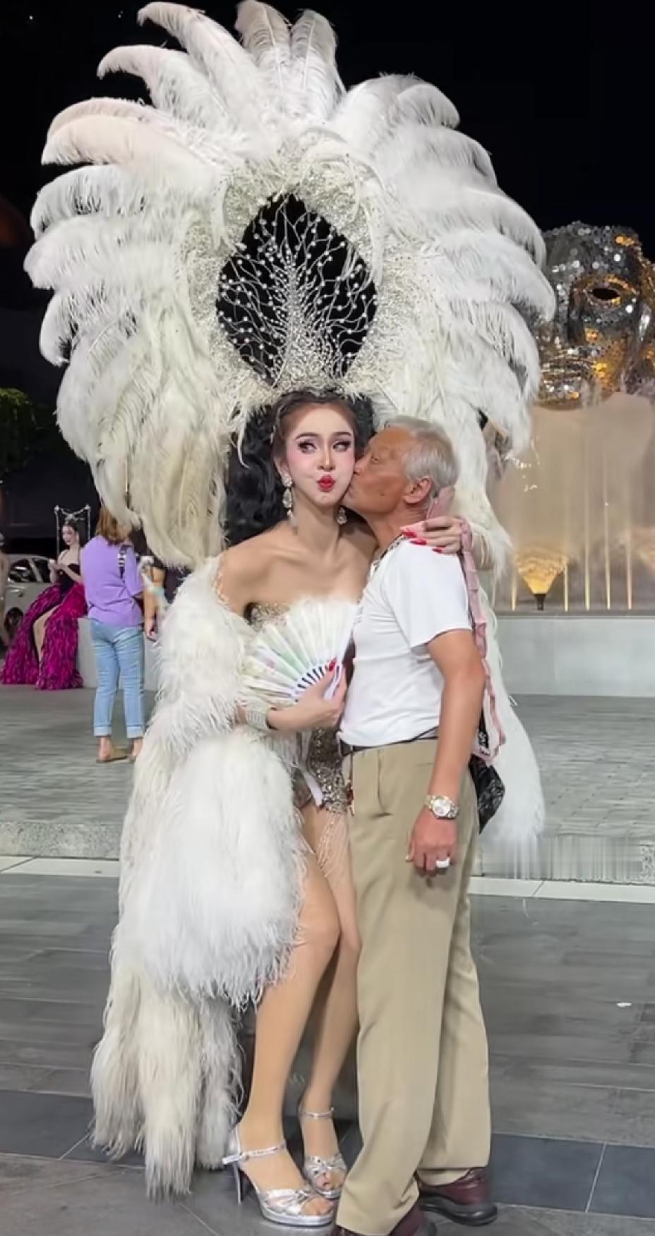 给老头乐的眉开眼笑，