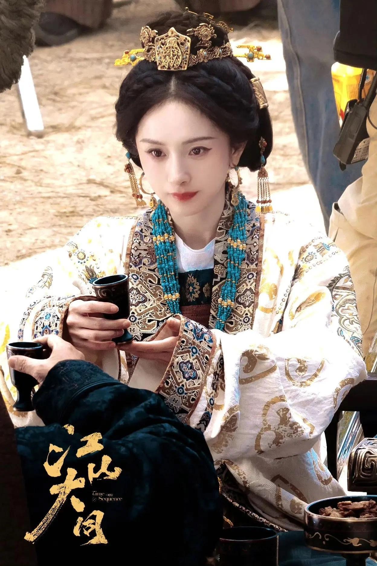 杨幂冯太后盘发造型路透 又被杨幂江山大同造型美到了，这一套真的很贵气，好大气的美