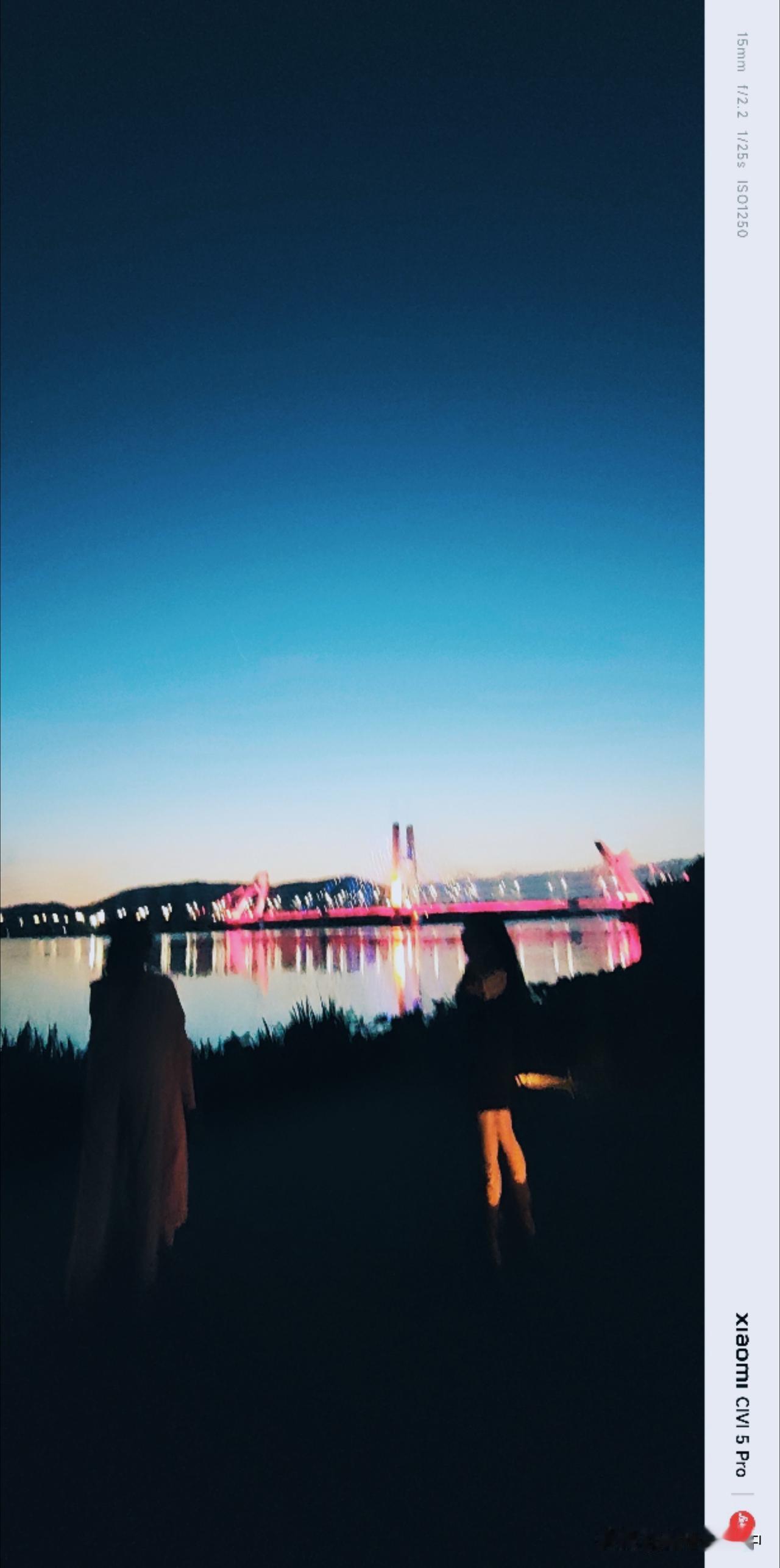 抬头看，一切的缤纷都在夜幕下衬着。世界眼花缭乱，不妨此时，抬头看天，什么都可以想