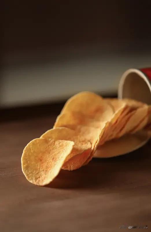 你绝对想不到，薯片竟然是垃圾食品中的垃圾！
上海一年轻女子，平时就爱吃薯片，喝奶