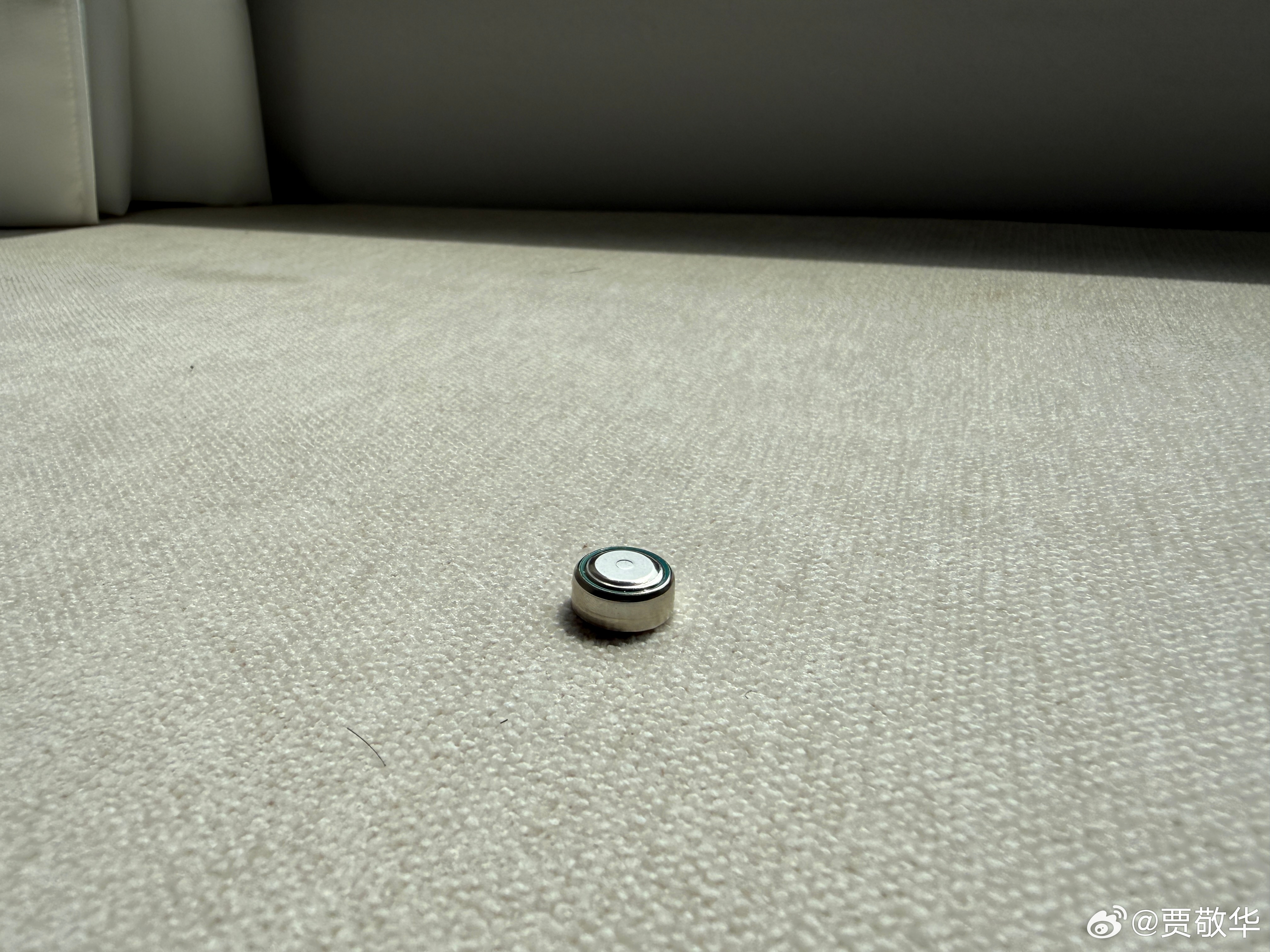钮扣电池种类真多，刚又发现一个新型号，不是常用的2032，是LR44。除了我的卡
