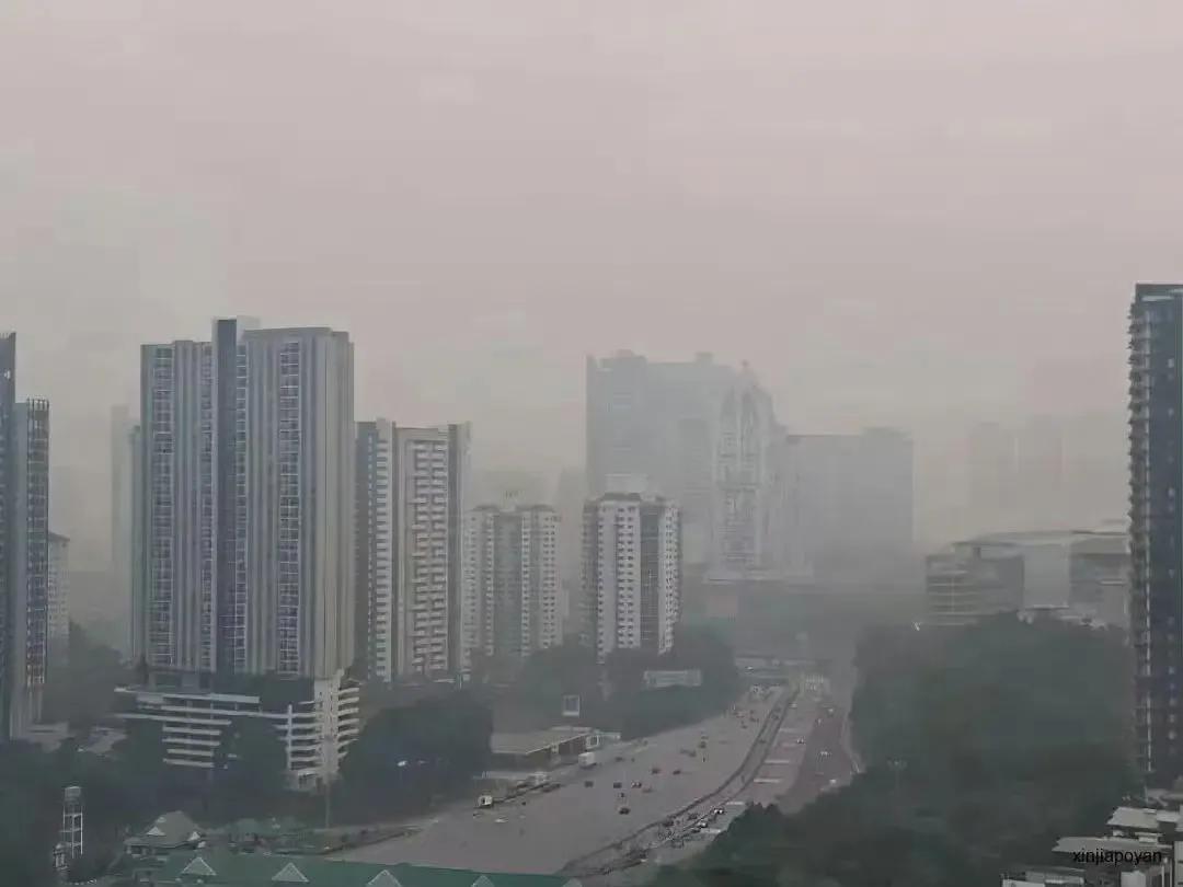 这是前几天的新加坡，雾霾天让人看不清楚道路，这和印象中的蓝天碧云的狮城形成了鲜明