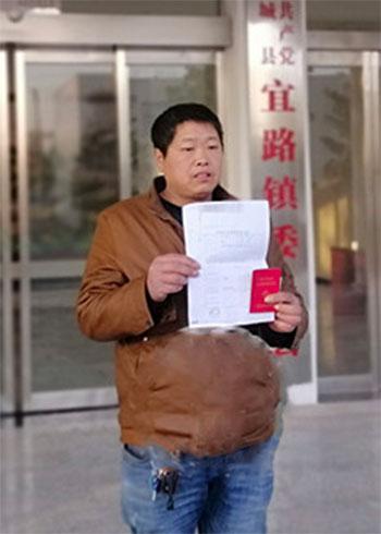 河南老兵退伍苦等分配无果，被迫南下蹬三轮熬二十三年，日晒雨淋落下一身病痛。回乡闲
