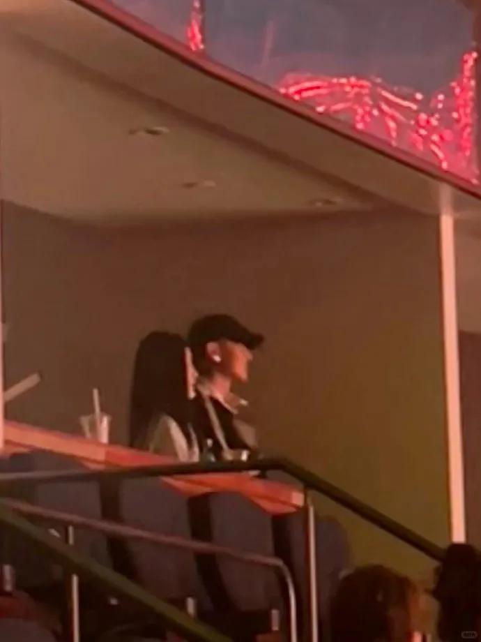 嗑到了！黄子韬携徐艺洋甜蜜现身鹿晗演唱会，昔日队友间深厚情谊尽显，互动超有爱。徐