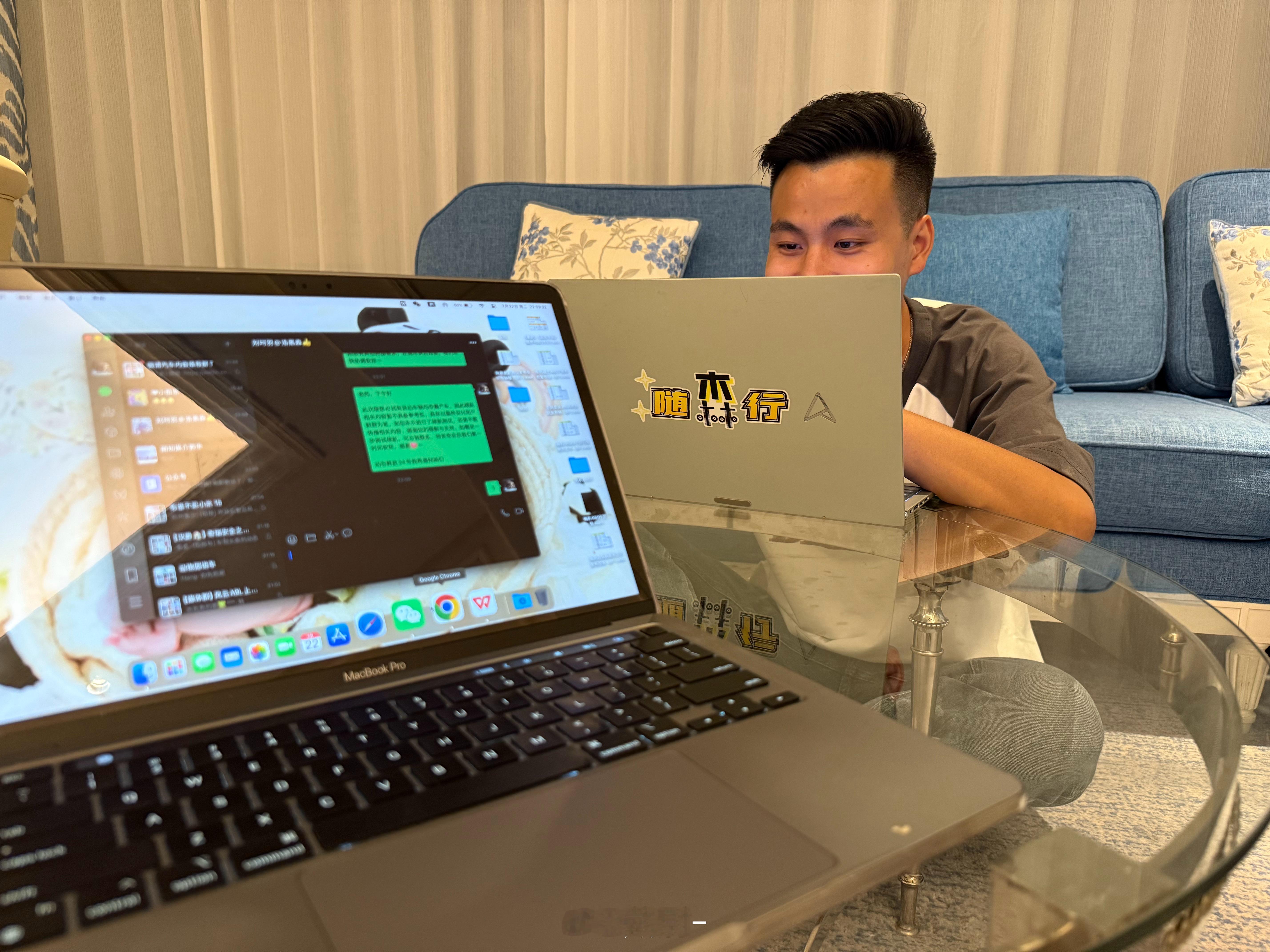 和点赞哥这个点还在酒店忙着对明天拍摄的脚本！明天干一整天！ ​​​