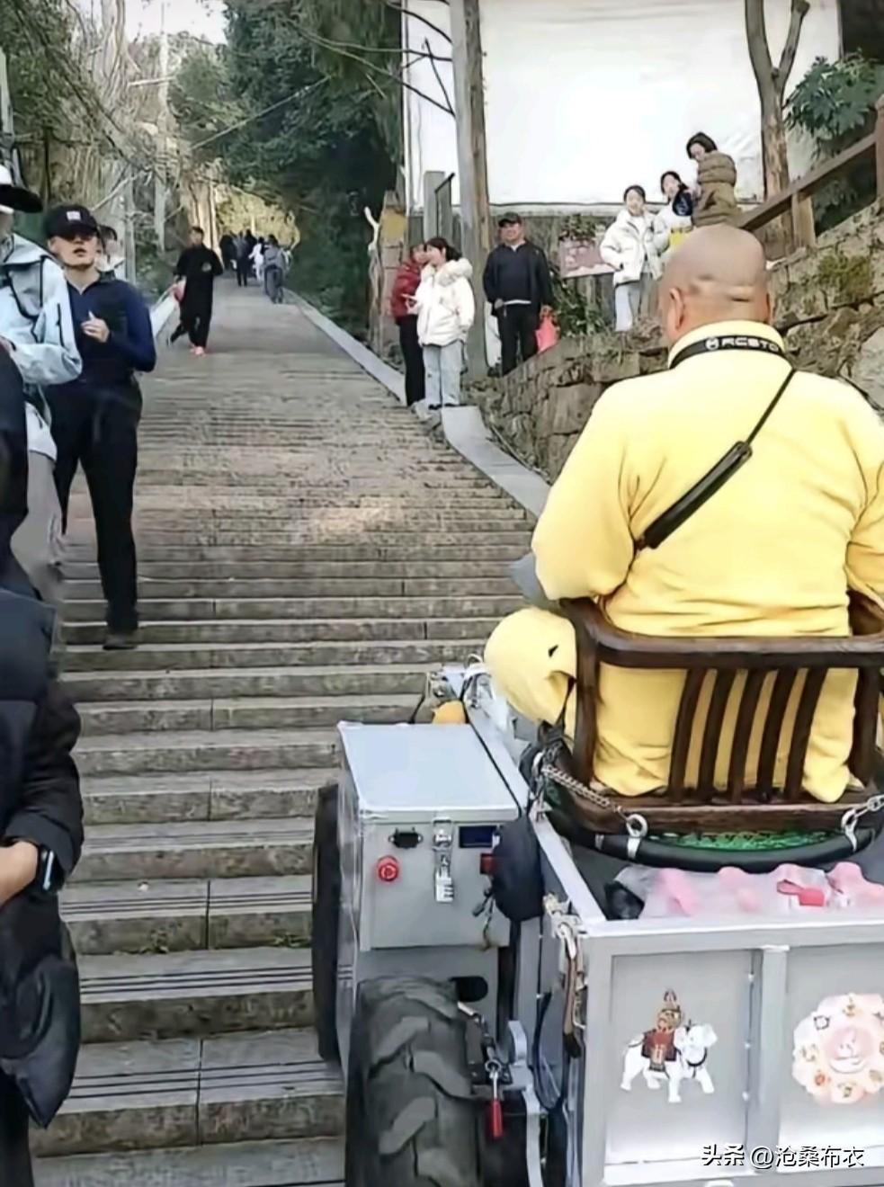 春日生活打卡季和尚都用上现代化了爬楼梯车了，他又不上班，哪里来的钱买的呀？