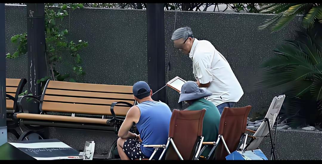 具俊晔去墓地探望大S的照片流出，画面里的场景确实让人有点意外。
 
他穿着红靴子