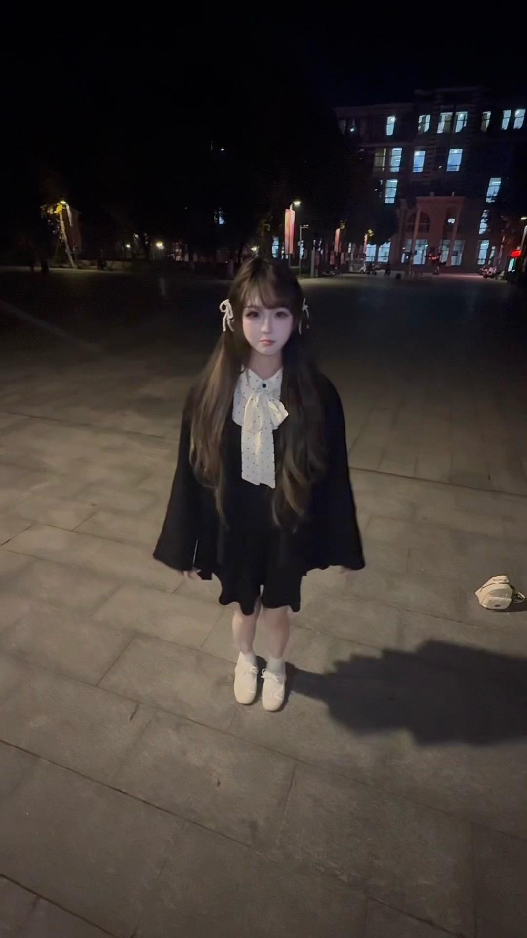 我一直都是小孩性格 我不吃激将法 我需要一个经常夸我的人 那样我会做得特别好