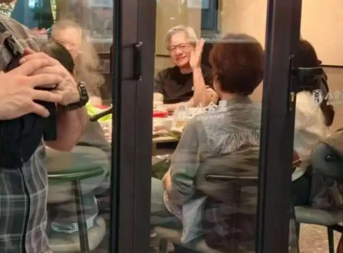 英伟达的CEO黄仁勋来中国吃牛肉火锅，英国首相斯塔姆来北京吃云南菜，
那么，特朗