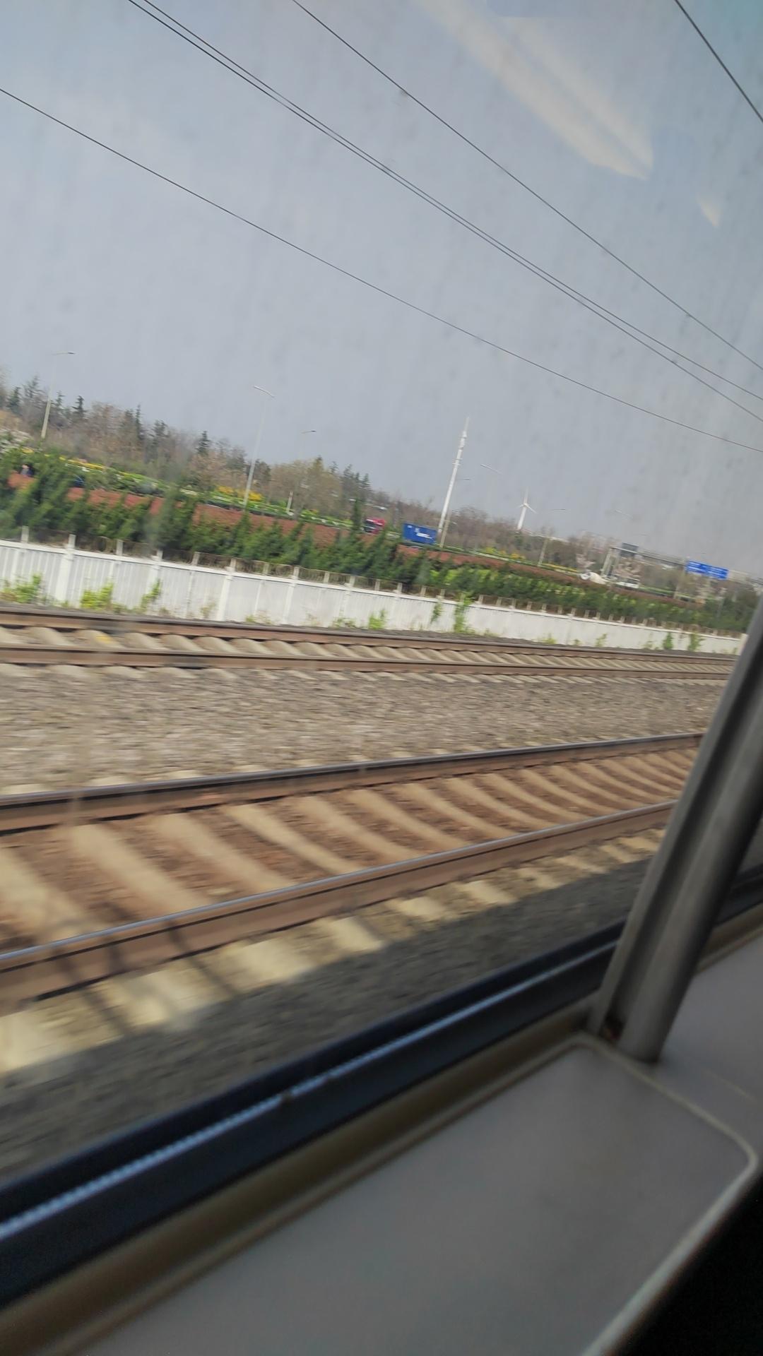 铁轨向前，心事向后，所有的疲惫都被风带走，只剩满心的期待，奔赴下一场山海。