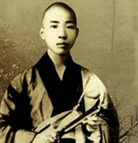 1918年5月2日，苏曼殊因暴饮暴食逝世，年仅35岁，死后在他枕头和床铺下发现很