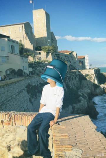 #赵小童cos雕像##赵小童三折叠#赵小童的 cos 雕像别具一格，散发着独特的