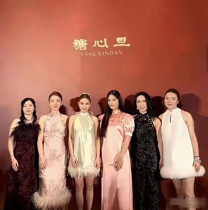 没想到王诗龄在一群千金里这么显大了！印象里还是小孩子呢 