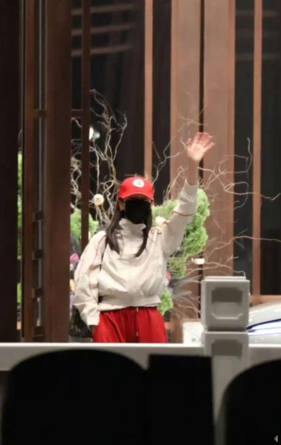 迪丽热巴小红帽队服路演迪丽热巴今日现身杭州为明日《功夫女足》路演提前做准备！！一
