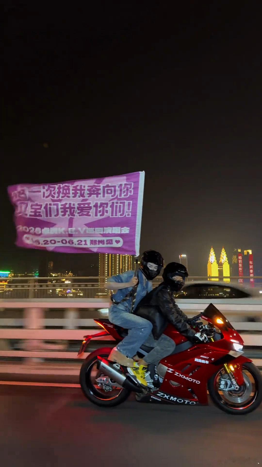 卓沅落地签卓沅给粉丝拍了落地签卓沅给粉丝拍了落地签，卓沅真的好真诚 