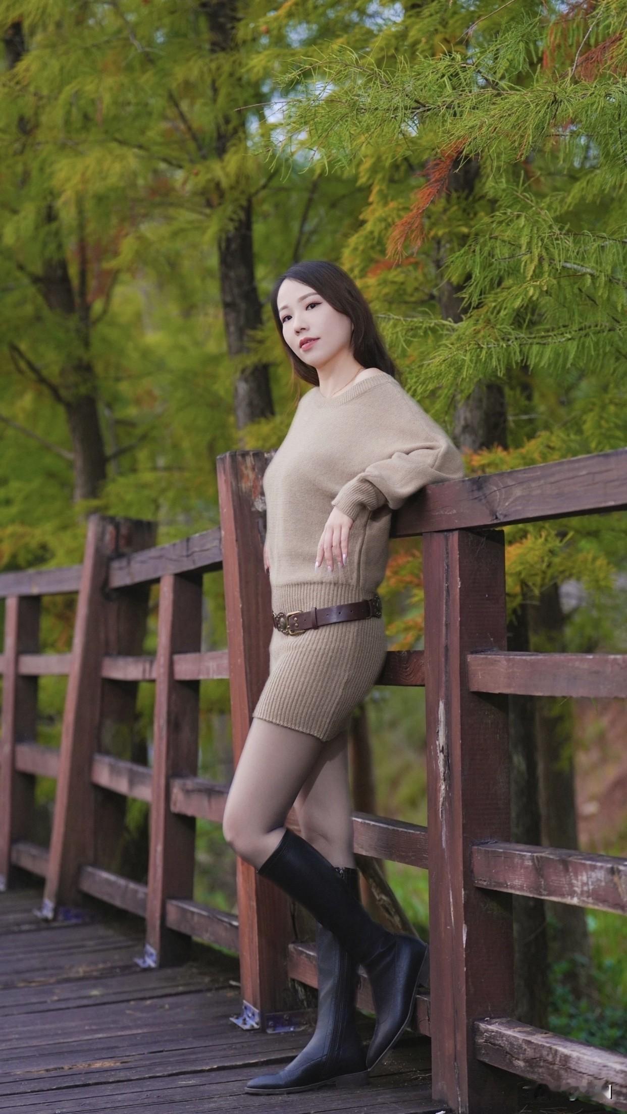 仪态是无声名片，挺拔站姿、带风步伐，背影都能吸引人，这可不是化妆品能给的。谈吐是