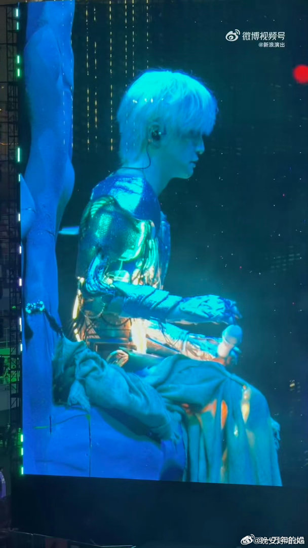 薛之谦与薛之谦Ai机器人共唱骆驼 正听《骆驼》入迷，镜头推进发现是AI机器人，披