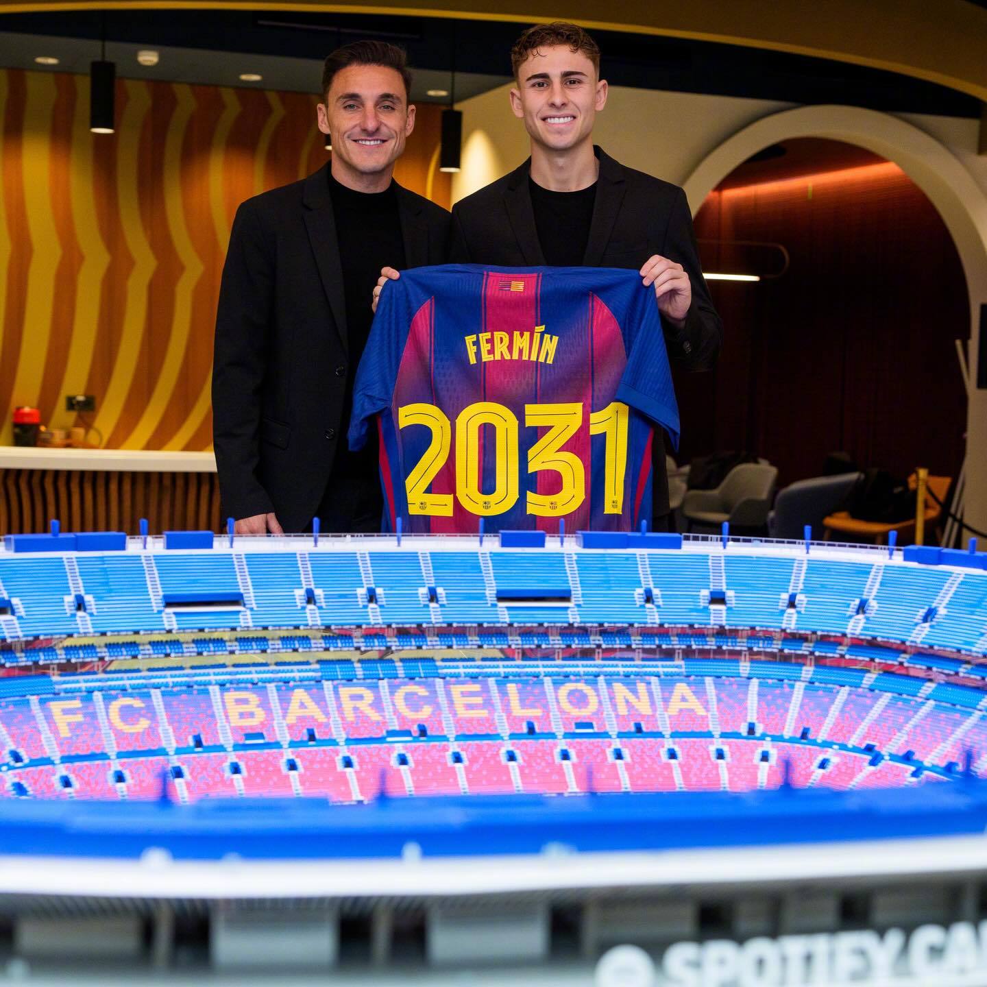 🏠每个来自拉玛西亚的小孩，都在梦中幻想过这样的场景千万遍～📱续约仪式完成后，