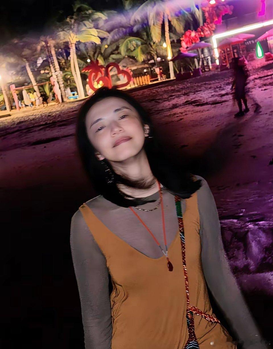 穿透视衣，着紧身裙，姚晨这波真不是“放飞自我”，而是把离婚后的底气穿在了身上。近