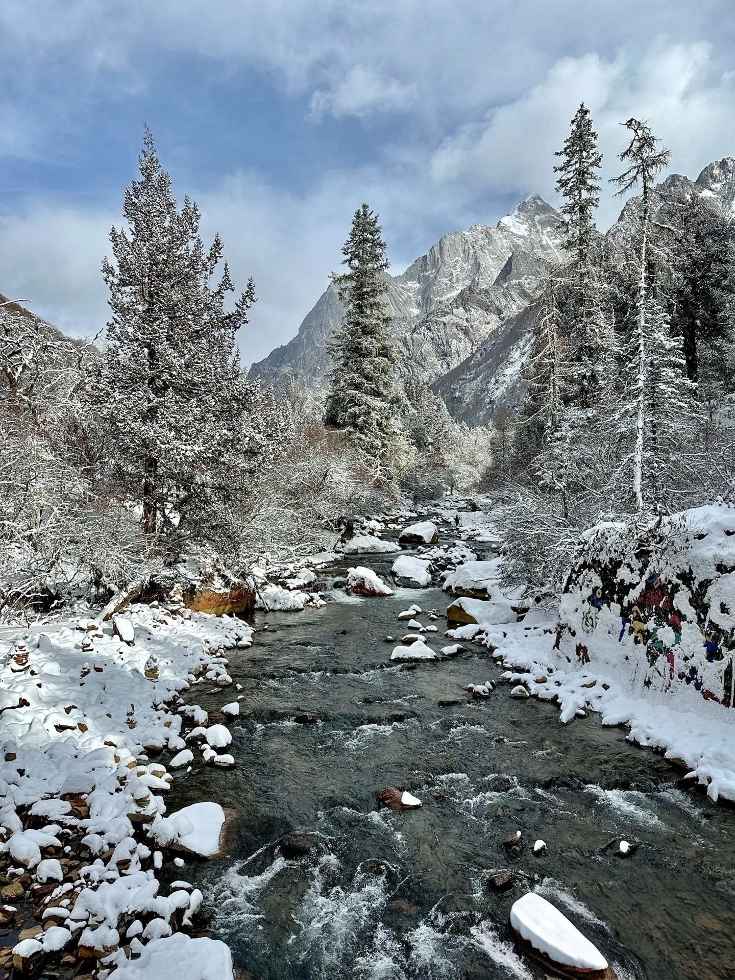 在川西这片被岁月偏爱的土地上，四姑娘山静静矗立，每一寸峰峦都藏着古老的故事，承载