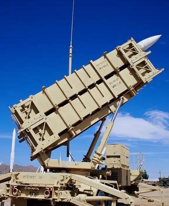 特朗普估计现在很发愁。为啥发愁？因为他手上那笔卖给台湾的110亿美元武器大单，眼