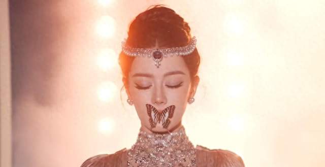 苏州雨夜红毯，迪丽热巴唇边飞走的蝴蝶凭啥刷屏？
