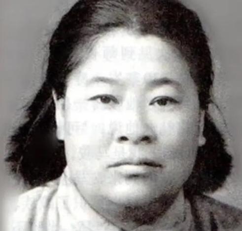 1933年，许世友听说部队有一位武当出身的女侠，便想要切磋一番，他迈着自信的步伐