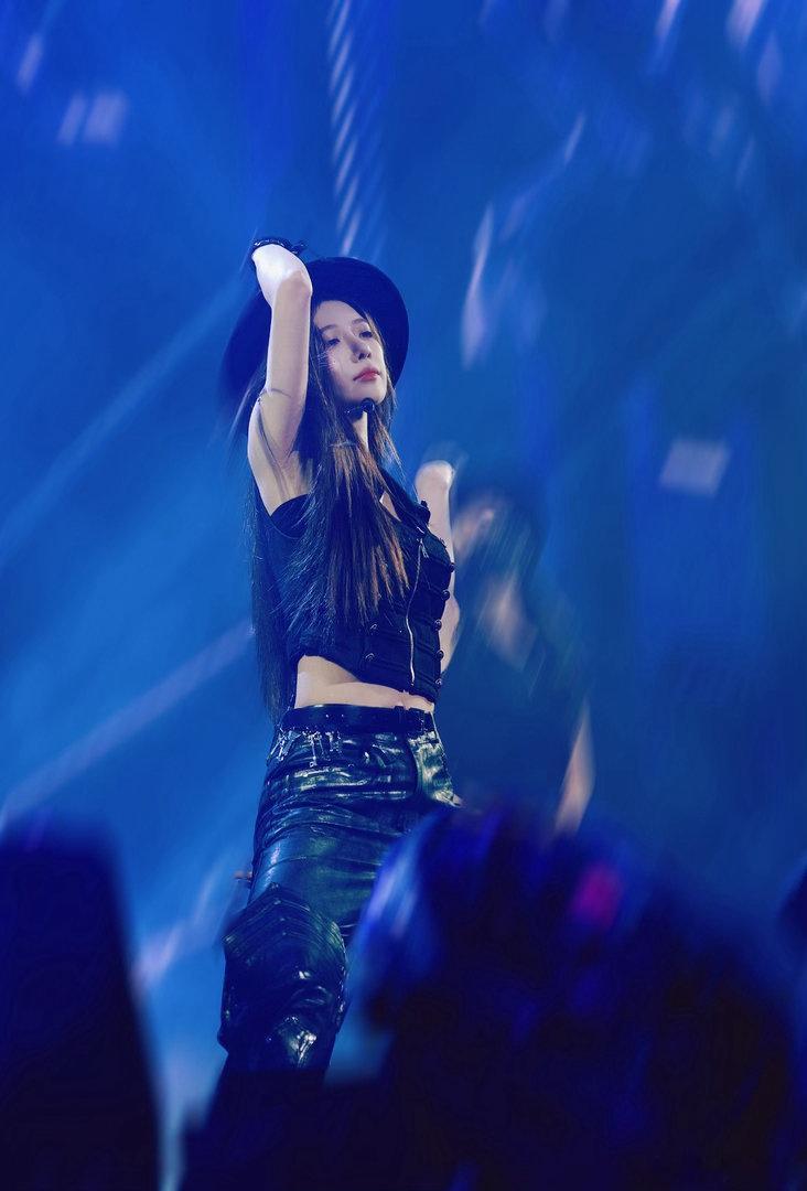 沈梦瑶巡演舞台好爽 “《Gimme More》的鞭子一出场，现场听取尖叫声一片，