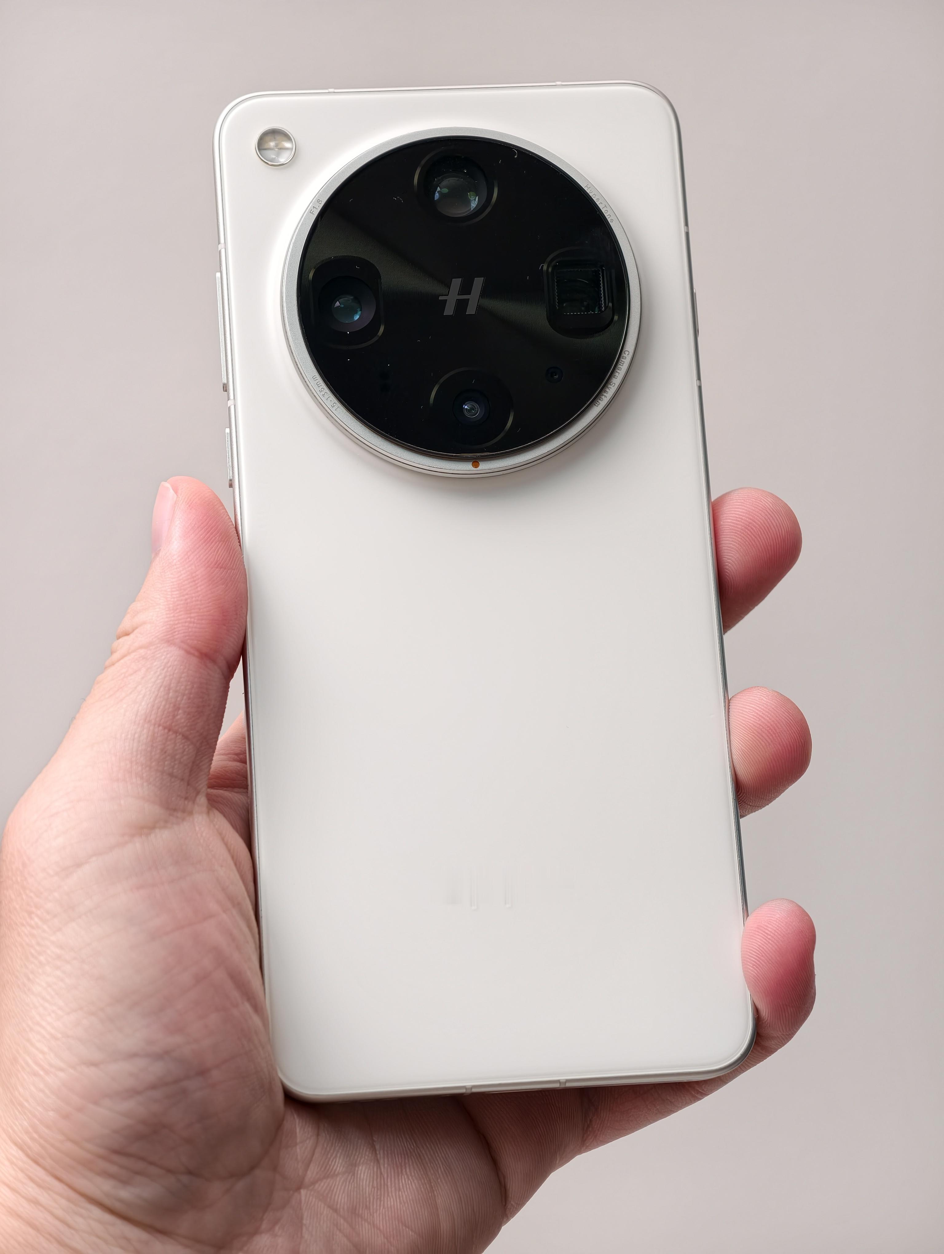 其实 Find X8 Ultra 的产品定义是相当领先的，放到今天我都很喜欢，你