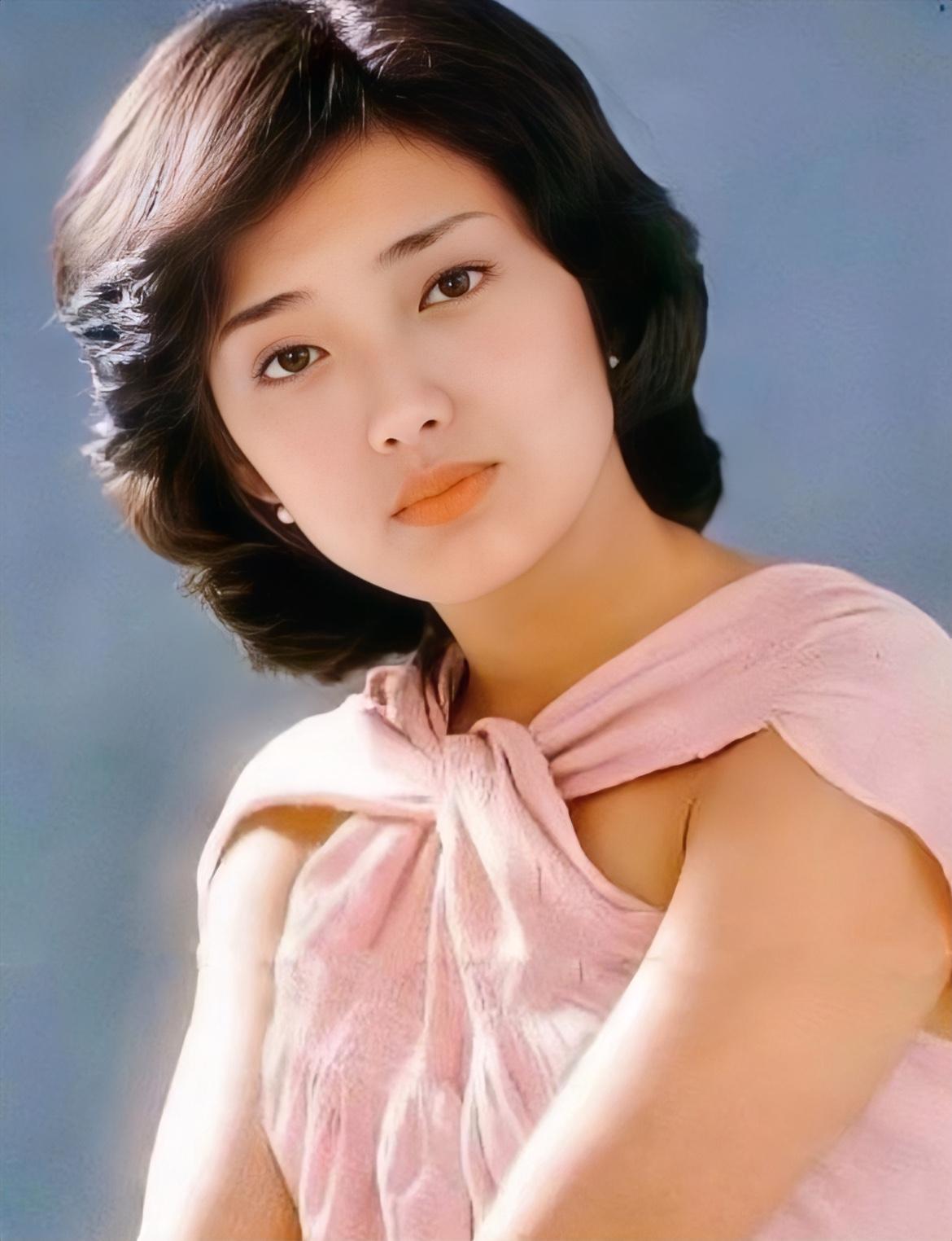 在70后的影迷眼里，日本影星山口百惠子她的演艺事业当红之际，毅然决然地选择了放弃