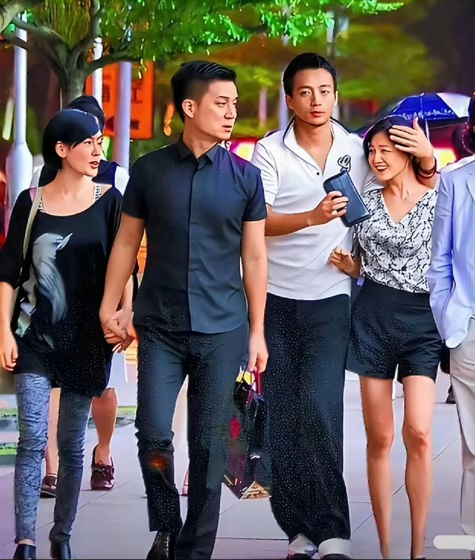 昔日大小S双双嫁入豪门，曾是羡煞众人的佳话，命运却为两段姻缘写下不同结局。

大