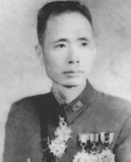 1934年，川军军长郭汝栋受命追赶红军，不料他从镜筒里瞅见红军抬着伤员攀过山脊，