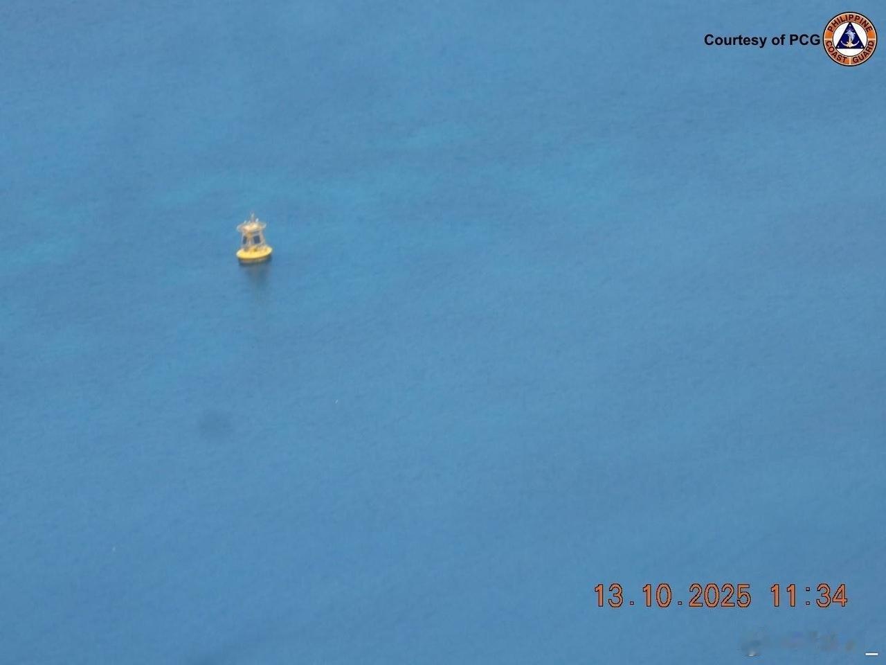 菲律宾海军称根据10月13日的航拍照片，发现在黄岩岛潟湖内发现类似浮标的物体，以