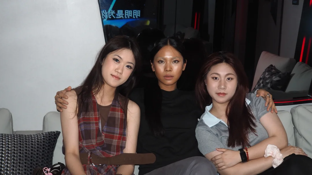 煤炭老板左拥右抱