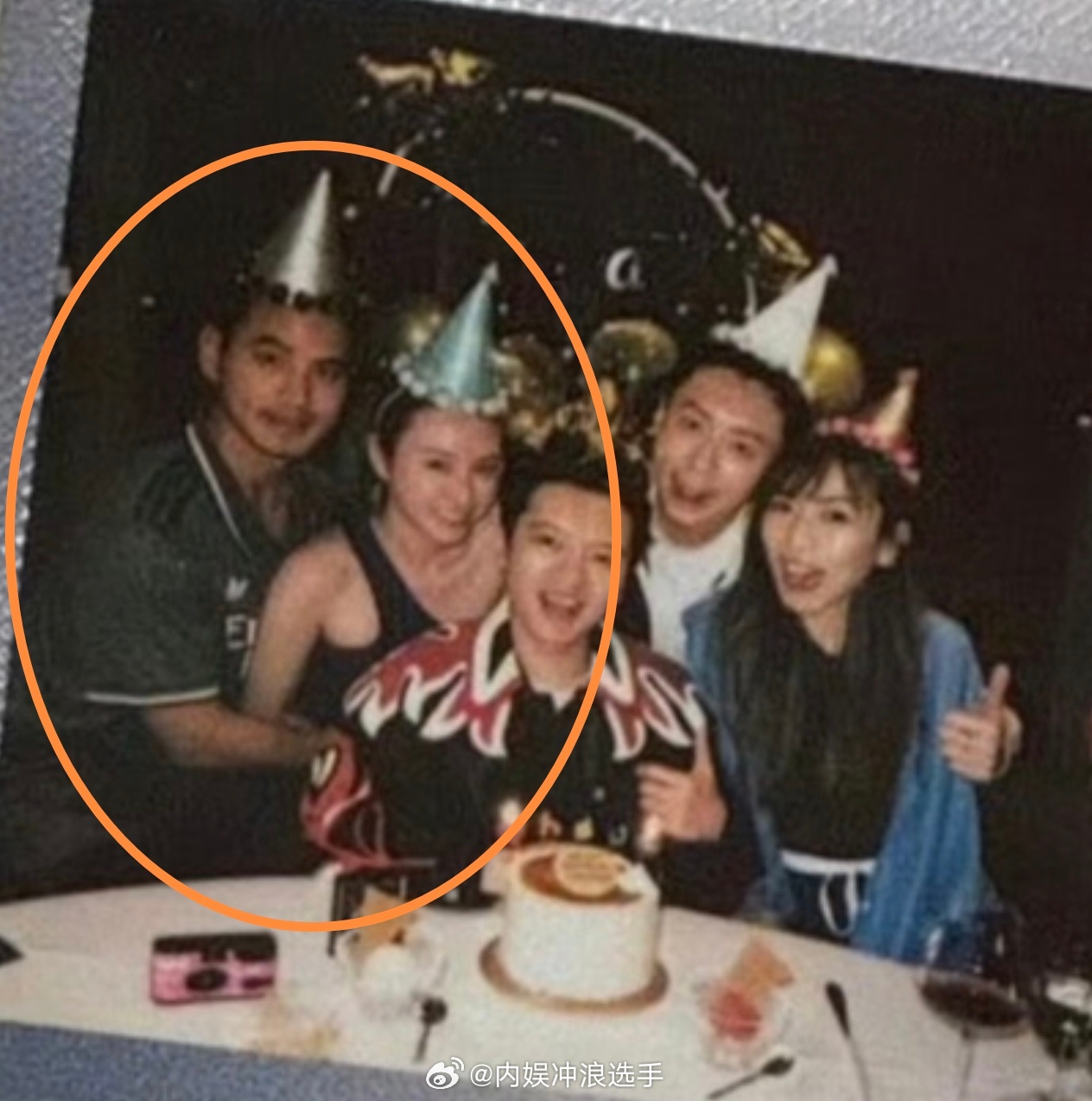 疑似何超云新恋情何超云与男子亲密合照 何超云参加好友生日趴，与男子亲密合照疑似新