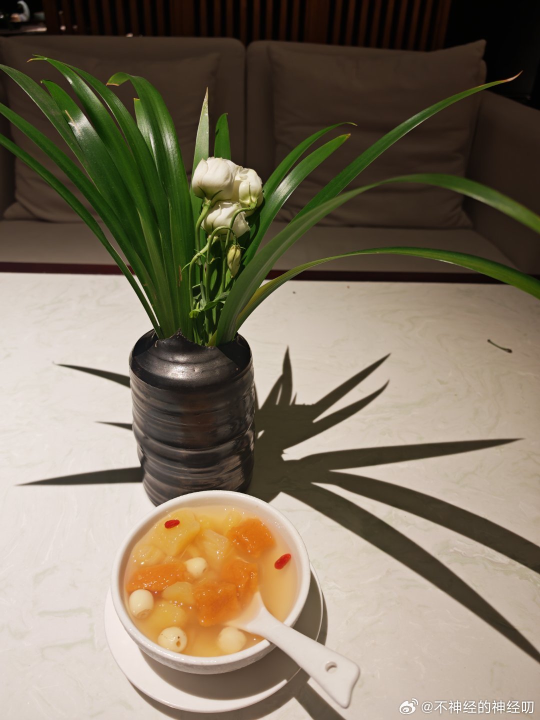 吃了晚饭，去他们酒店的免费电影院打了个卡，全躺平的按摩沙发，一个人专场，看了一部