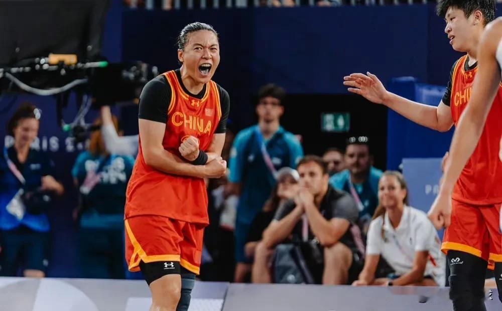 中国女子三人篮球队在巴黎奥运会的首次亮相中，勇敢地挑战了东道主法国队。比赛伊始，
