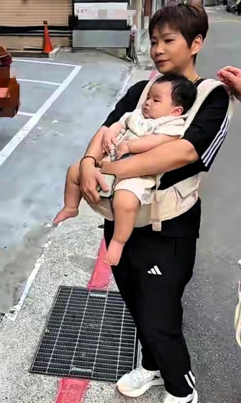 世人总对重组家庭抱有刻板偏见，觉得隔阂难消、关系疏离！可汪小菲一家台北逛街的温馨